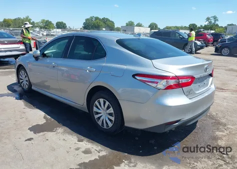 2020 Toyota Camry Le Hybrid z USA, uszkodzony, nr VIN 4T1L31AK9LU527232